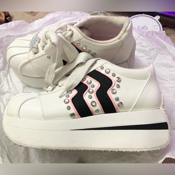 FOREVER DIAMONDZ PLATFORM SNEAKERS

Dollskill x Bratz US7 - Picture 9 of 13